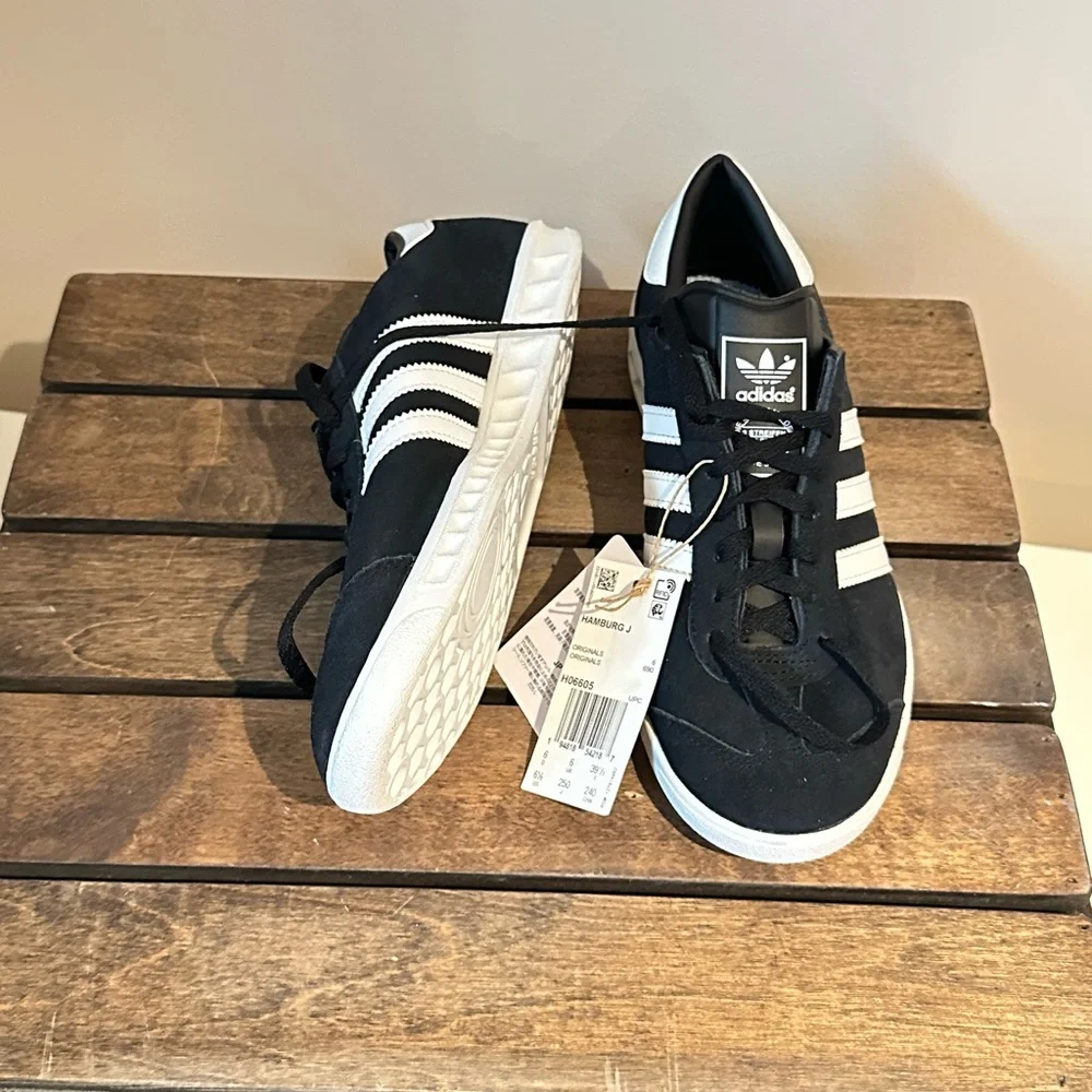 ADIDAS Hamburg Unisex Women's size 8 1/2 & Men's size 6 1/2 Black & White NEW🖤🤍👟